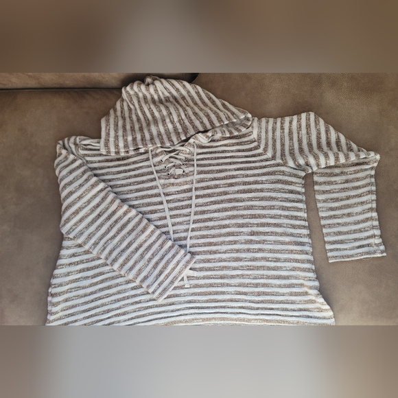 Medium/Large beachy hooded long-sleeve - Picture 3 of 3